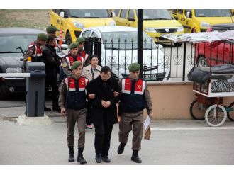 FETÖ’cü profesör ve doçent karı koca kaçarken yakalandı