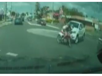 Dikkatsiz motosikletli az kalsın canından oluyordu