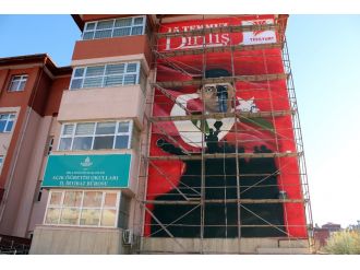 3 katlı binaya Şehit Ömer Halisdemir resmi çizildi