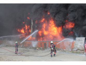 Yangın iş merkezinin otoparkına sıçradı