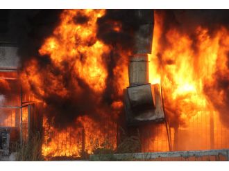 Yanan plastik fabrikasında patlamalar yaşanıyor