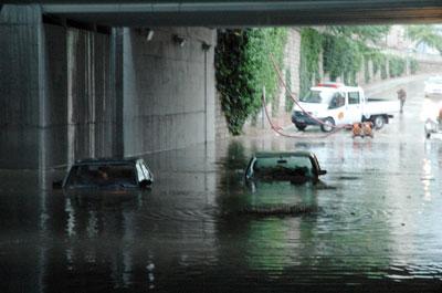 Otomobiller su altında kaldı