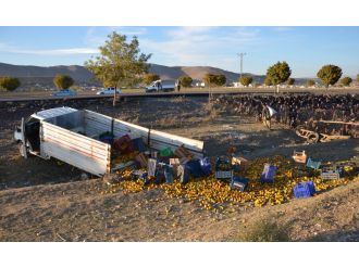 Mandalina yüklü kamyonet takla attı: 1 ölü, 2 yaralı