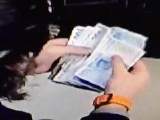 Tırnakçılık yöntemiyle 800 TL çaldılar