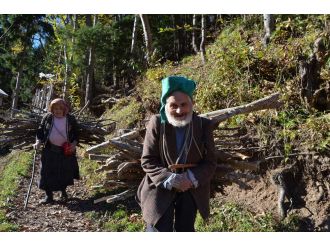 Yaşlı çift gençlere taş çıkartıyor