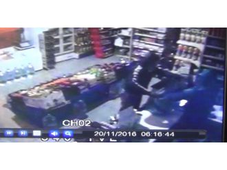 Alarma bile aldırmadılar: 45 saniyede dükkanı boşalttılar