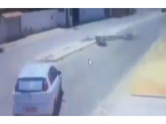 Önce otomobile çarptı, ardından kafasına direk devrildi