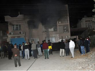 Annesine kızdı, evi yaktı