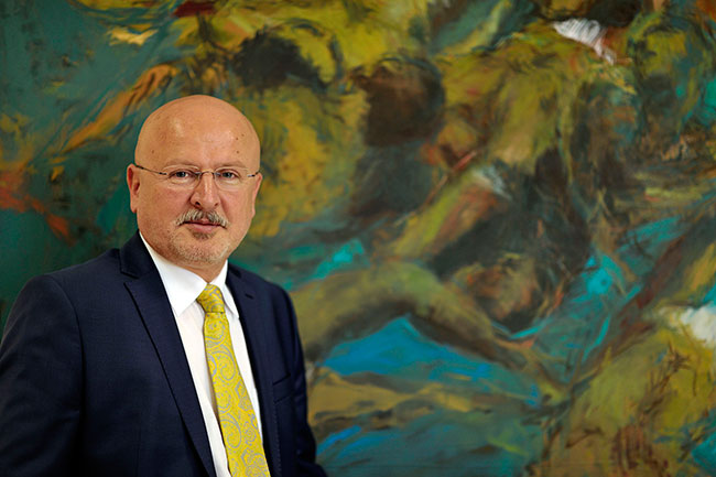 “Sevgiyle, hoşgörüyle ve fedakarca öğreten öğretmenlerimizin ellerinden öpüyorum”