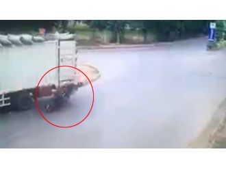 Motosikletli şahıs kamyona böyle çarptı