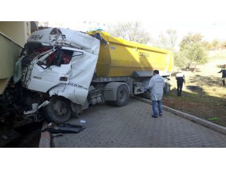 Kontrolden çıkan TIR dehşet saçtı