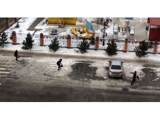 Fırtına insanları oradan oraya savurdu