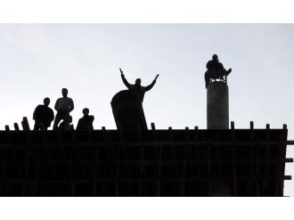 Paralarını alamayan işçiler inşaatı söktü