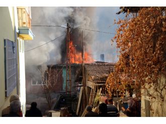 Çocukların ateşle oyunu evi kül etti