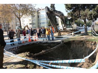 Ordu’da sahil yolu çöktü: 4 metrelik çukur oluştu