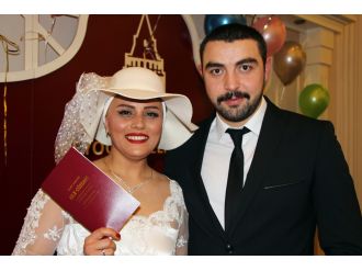 Kanser olduğunu gelinlik provasında öğrenen öğretmen evlendi