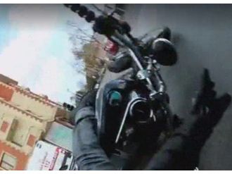 Motosikletlinin ölümden döndüğü kaza kamerada