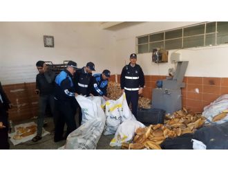 O imalathane görüntülendi: Çöpten ekmek toplayıp...