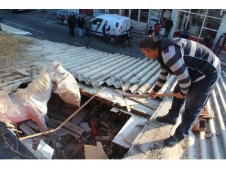 Çatıya at düştü