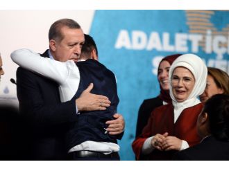 Sahneye atlayıp Cumhurbaşkanı Erdoğan’a sarıldı