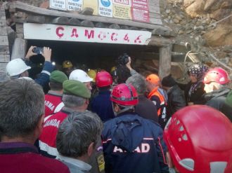 Madende mahsur kalan işçi 23 saat sonra kurtarıldı