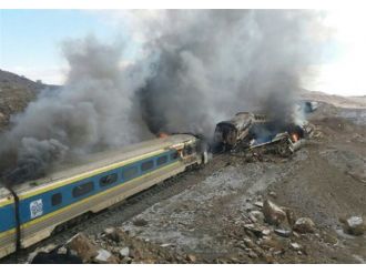 İki tren kafa kafaya çarpıştı: 15 ölü