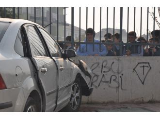 Okul önünde kaza: 2 yaralı