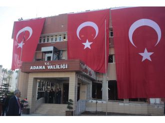 Adana Valiliği bayraklarla donatıldı