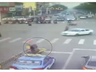 Sürücüsüz motosiklet adama böyle çarptı