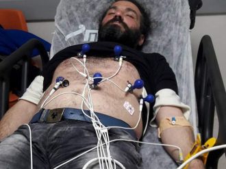 Oturan adam hastaneye kaldırıldı