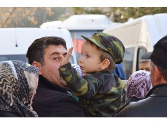 Şehit babasını el sallayarak uğurladı