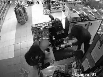 Marketi soyarken telefonlarını şarj ettiler