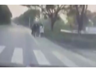 Otomobil yayaların arasına daldı: 3 ölü