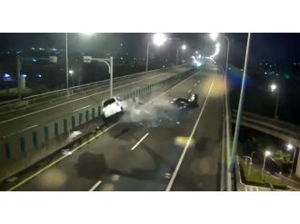 Minibüsle otomobil kafa kafaya çarpıştı