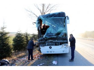 Yolcu otobüsü kamyonla çarpıştı: 13 yaralı