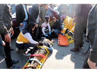 Otomobilin altında metrelerce sürüklendiler