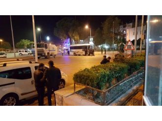 Polis merkezinde oğlunu dövmek isteyince...