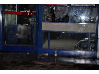 Markete molotof ve pompalıyla saldırdılar