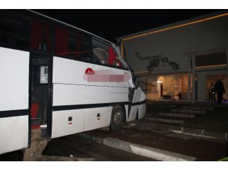 Otobüs bebek mağazasına girdi: 1 ölü