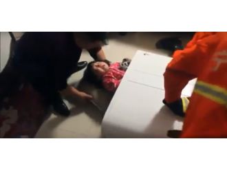 Küçük kız çamaşır makinesine sıkıştı