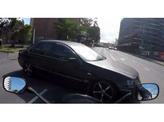 Motosiklet otomobile böyle çarptı