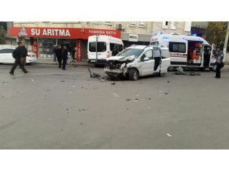 Öğrenci servisi ile otomobil çarpıştı: 15 yaralı