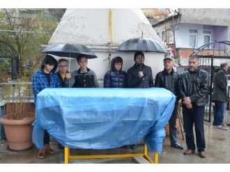 Babasının ardından dedesine veda etti