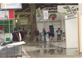 Tarım fuarı yağmura teslim oldu