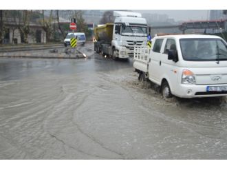 İstanbul’da yollar göle döndü: Şantiyeyi su bastı