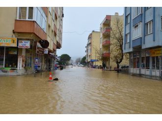 Çanakkale’de yollar göle döndü