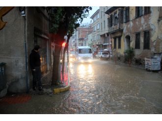 Gündüz geceye, caddeler dereye dönüştü