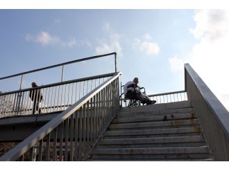 Engelliye üst geçit eziyeti