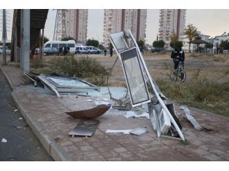 Yolcu otobüsü durağa daldı: 4 yaralı