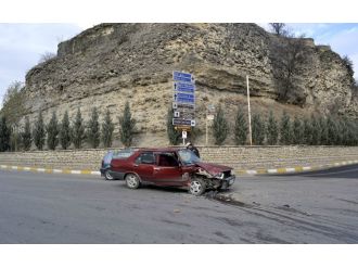 İki araç çarpıştı: 3 yaralı